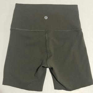 Lululemon Wunder Train 6” Inseam Shorts Size 4